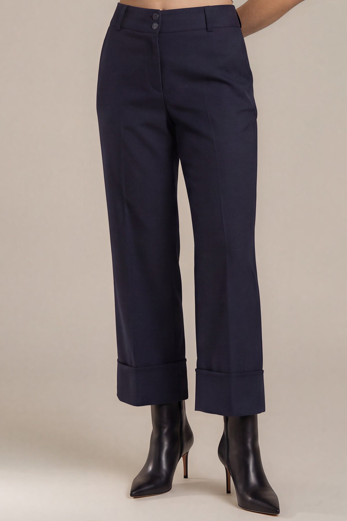 Weite Stoffhose mit Umschlag